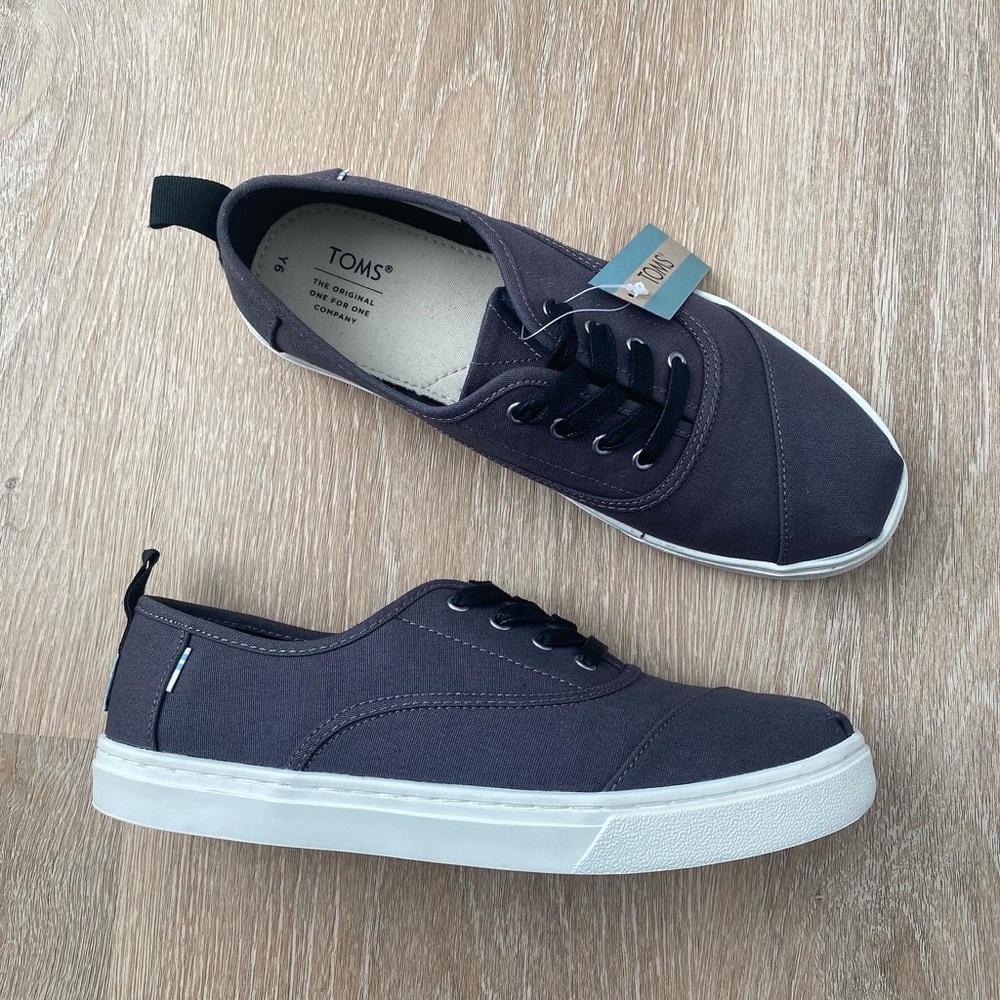 NWT Toms